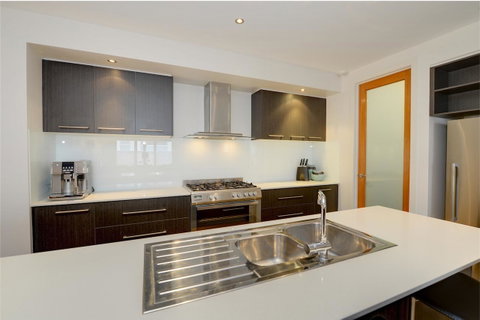 Newington Lakehouse - Accommodation Perth 17