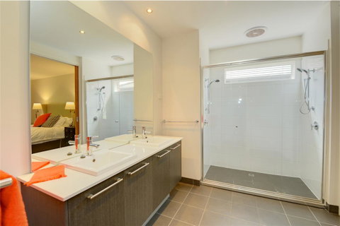 Newington Lakehouse - Accommodation Perth 10