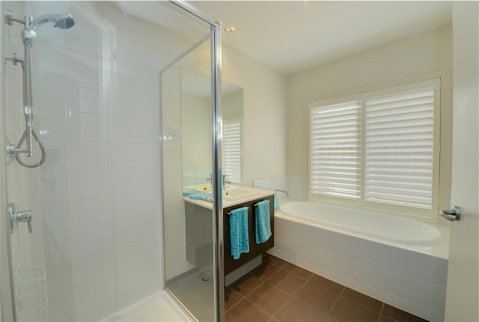 Newington Lakehouse - Accommodation Perth 2