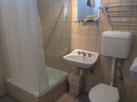 Ambassador Motor Inn - Accommodation Perth 2