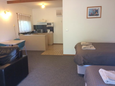 Ambassador Motor Inn - Accommodation Perth 7