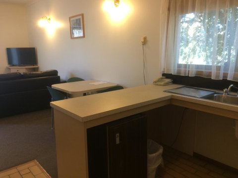Ambassador Motor Inn - Accommodation Perth 6