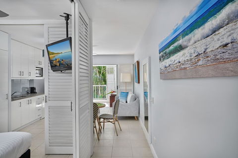 Palm Cove Paradise - Couples Spa Beach Getaway - Perth Resorts 4