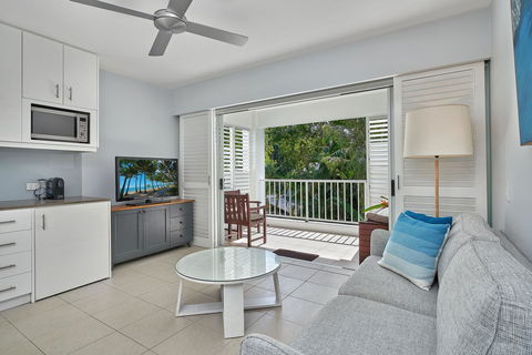 Palm Cove Paradise - Couples Spa Beach Getaway - Perth Resorts 11