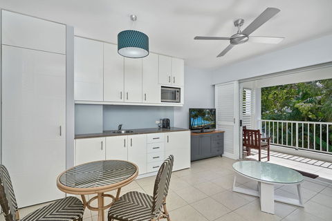 Palm Cove Paradise - Couples Spa Beach Getaway - Perth Resorts 9