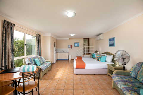 Sunlit Waters Studio Apartments - Accommodation Perth 42