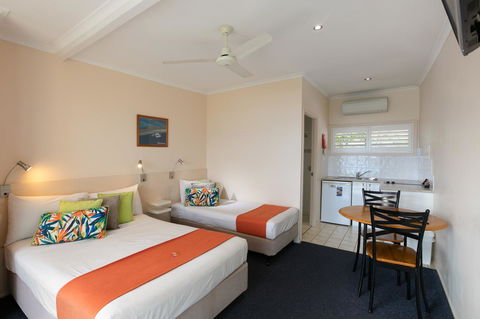 Sunlit Waters Studio Apartments - Accommodation Perth 21
