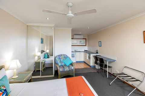 Sunlit Waters Studio Apartments - Accommodation Perth 13