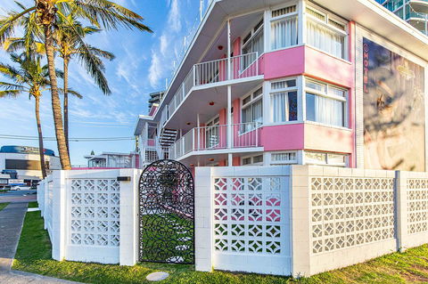 The Pink Hotel Coolangatta - Accommodation Perth 1