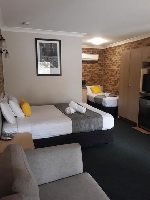 Country Gardens Motor Inn - Perth Resorts 3