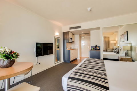 Central Cosmo Apartment Hotel - Accommodation Perth 4