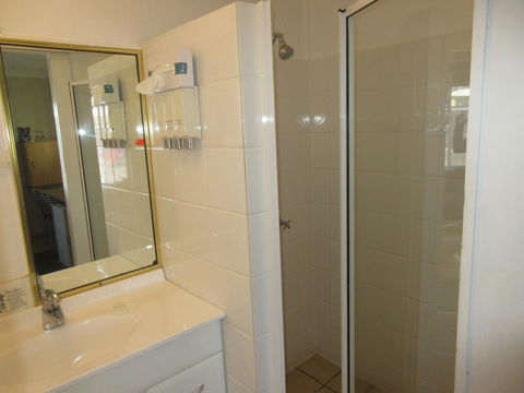 Riviera On Ruthven - Perth Resorts 7