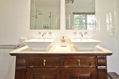 Curtis Falls Cottage - Perth Resorts 2