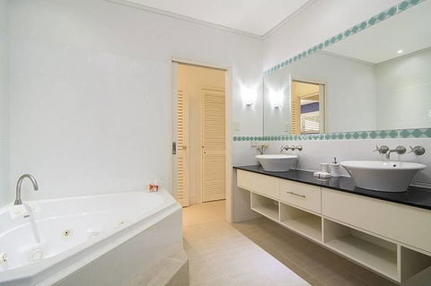 Whispering Palms - Accommodation Perth 3