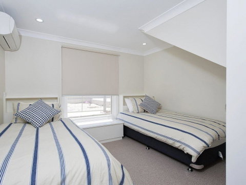 Whispering Sands', 10 Sandy Point Road - Luxury Waterfront Home With Aircon, WIFI & Foxtel - Accommodation Perth 2