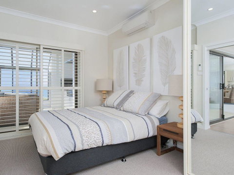 Whispering Sands', 10 Sandy Point Road - Luxury Waterfront Home With Aircon, WIFI & Foxtel - Accommodation Perth 1