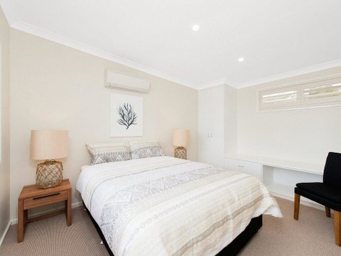 Whispering Sands', 10 Sandy Point Road - Luxury Waterfront Home With Aircon, WIFI & Foxtel - Accommodation Perth 3