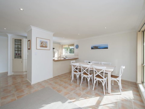 White Horses, 7A Achilles Street - Accommodation Perth 2