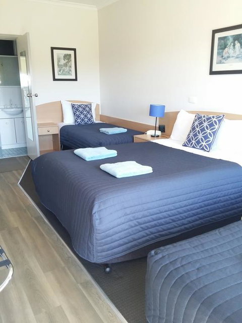 White Manor Motel - Perth Resorts 2