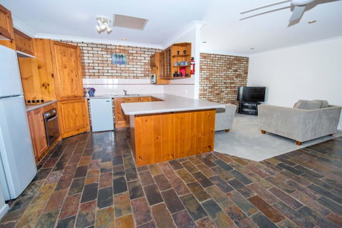 Whitesands Road, Unit 2/12 - Accommodation Perth 3