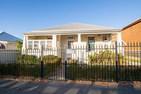 William Cottage Central Heritage Home - Accommodation Perth 3