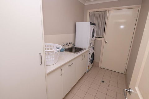 Wonderful Windred Modern, Comfy, Quiet - Accommodation Perth 2