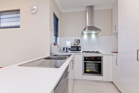 Woodlands - Home With A View - Accommodation Perth 3