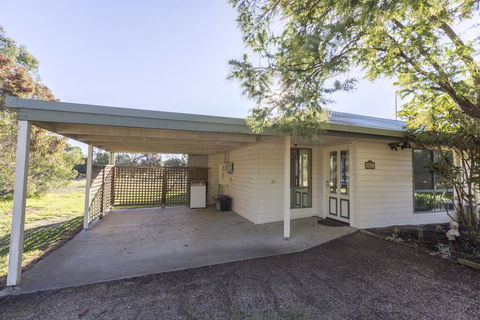 Woongara Cottage - Pet Friendly Country Retreat - Accommodation Perth 3