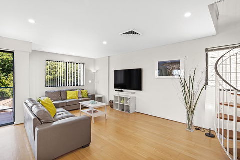 Yacaaba Terrace, Unit 9, 3 Yacaaba Street - Accommodation Perth 2