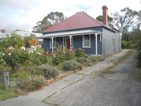 Yarram Cottage: Art And Accommodation - Accommodation Perth 1
