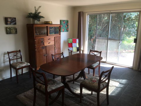 Yarram Cottage: Art And Accommodation - Accommodation Perth 3
