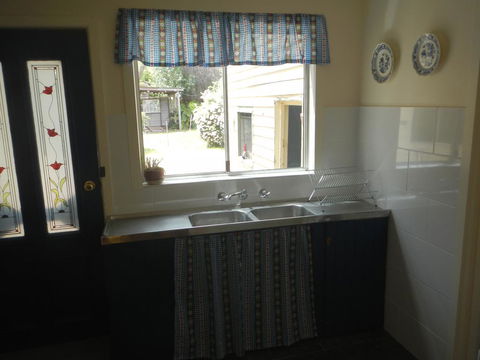 Yarram Cottage: Art And Accommodation - Accommodation Perth 2