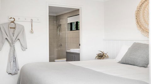 Your Luxury Escape - Den - 5min Walk To Clarke's Beach - Accommodation Perth 3