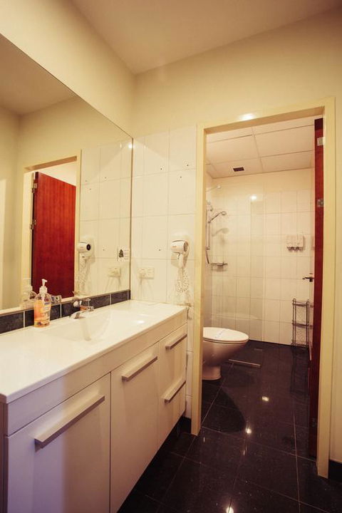 YTI Garden Hotel - Accommodation Perth 3