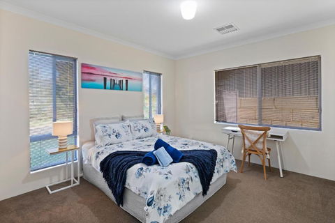 4 Comfy Spacious Family Home - Accommodation Perth 2