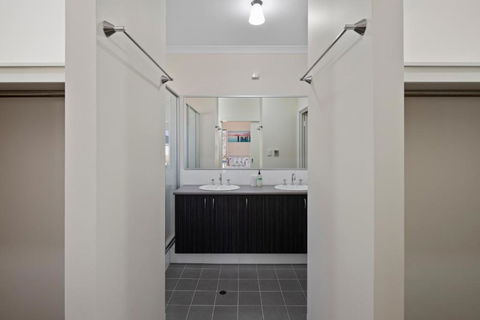 4 Comfy Spacious Family Home - Accommodation Perth 3