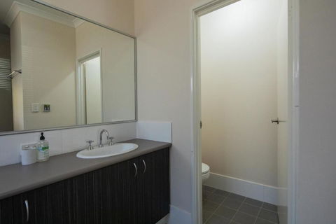 4 Comfy Spacious Family Home - Accommodation Perth 4