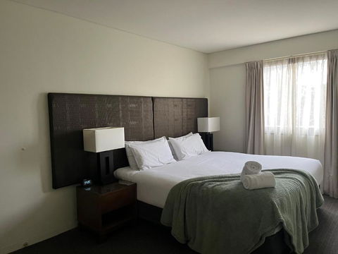 420 Spacious City Sanctuary Poolgym 2x2 - Accommodation Perth 2