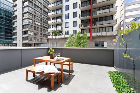 A Chic Apt With A Large Balcony Next To Grand Prix - Accommodation Perth 2