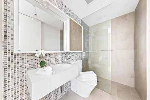 A Chic Apt With A Large Balcony Next To Grand Prix - Accommodation Perth 4