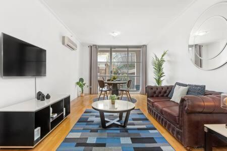 A Comfy Studio For 5 Next To Darling Harbour - Perth Resorts 1