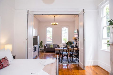 A Designer Apartment With Classic Heritage Details - Accommodation Perth 1