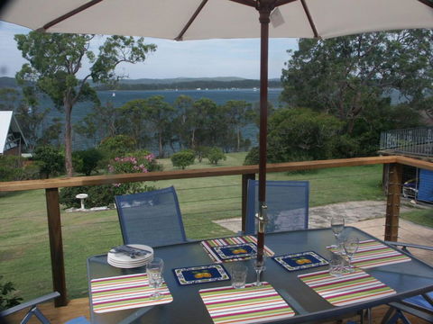 A LAKEHOUSE ESCAPE - A Waterfront Reserve On Shores Of Lake Macquarie - Accommodation Perth 1