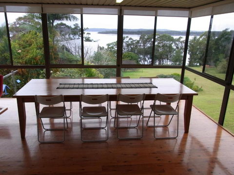 A LAKEHOUSE ESCAPE - A Waterfront Reserve On Shores Of Lake Macquarie - Accommodation Perth 3