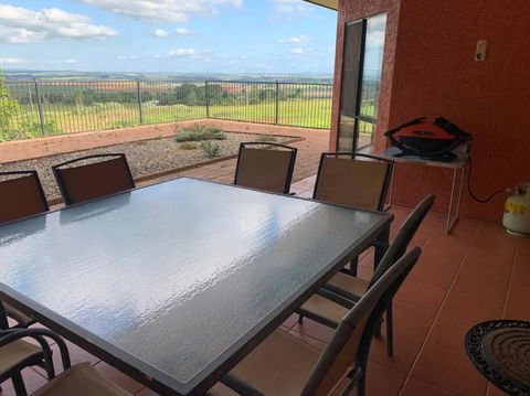 A Picturesque 3 Bedroom House With Splendid Views - Accommodation Perth 1