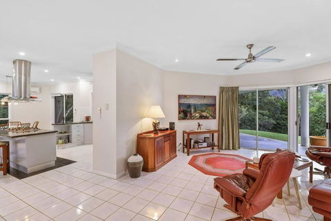 A Piece Of Tropical Paradise-Near Crystal Cascades - Accommodation Perth 4