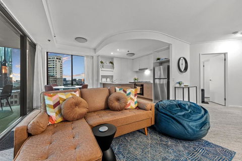 A Touch Of Class - 2Bed-2Bath-1Car-Balcony-Views - CBD - Accommodation Perth 2