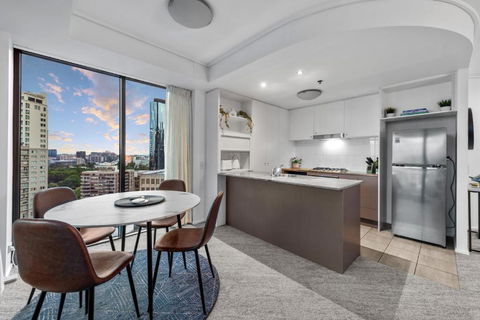 A Touch Of Class - 2Bed-2Bath-1Car-Balcony-Views - CBD - Accommodation Perth 3