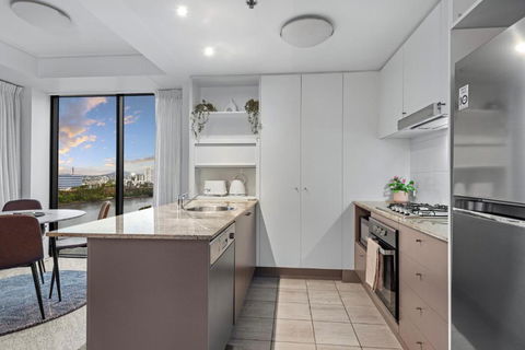 A Touch Of Class - 2Bed-2Bath-1Car-Balcony-Views - CBD - Accommodation Perth 4