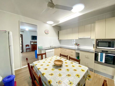 A Yearenda - Water Views -3BR - Steps To The Beach - Accommodation Perth 4